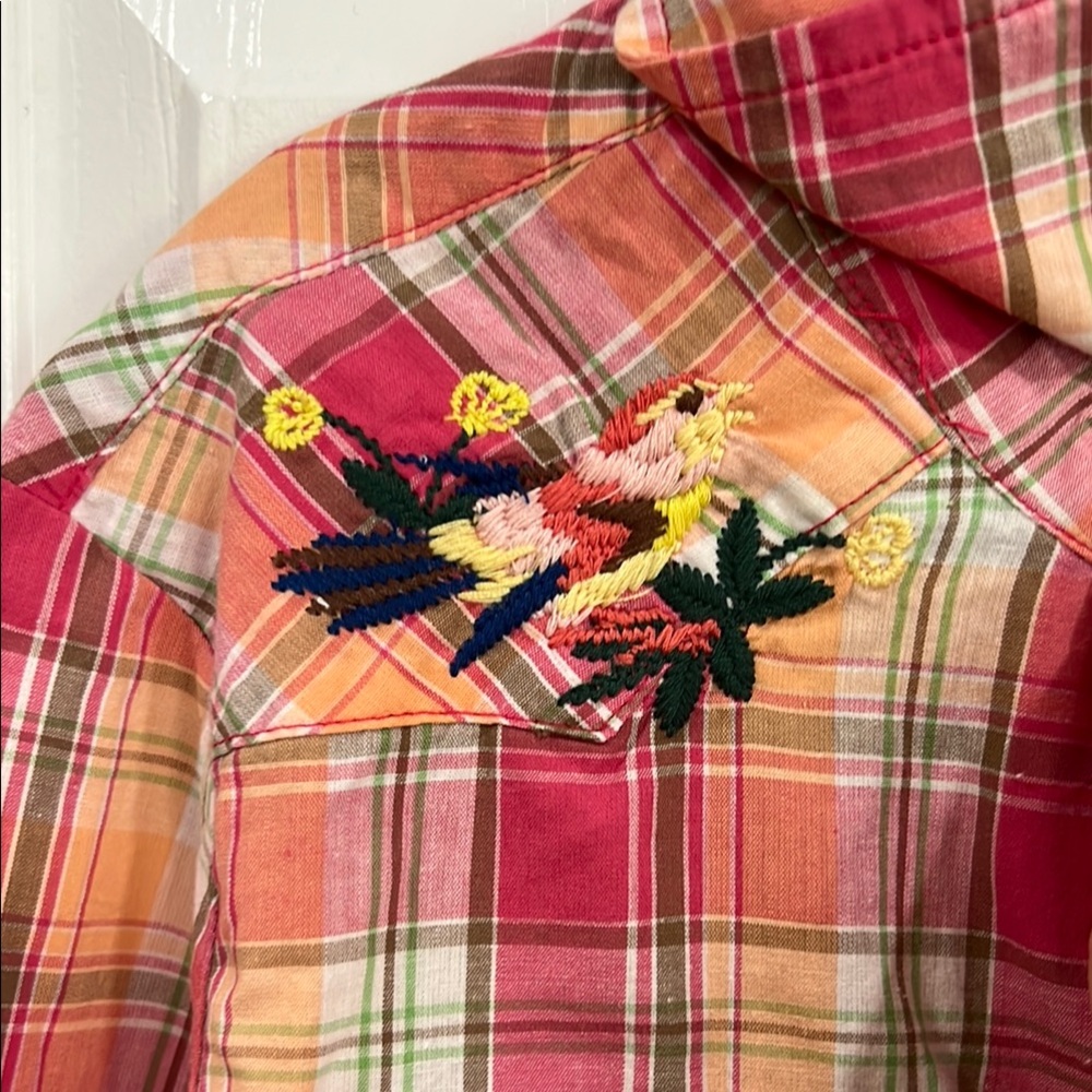 Vigoss Button Down Shirt with Western Flair embroidered flowers size medium - Picture 3 of 8